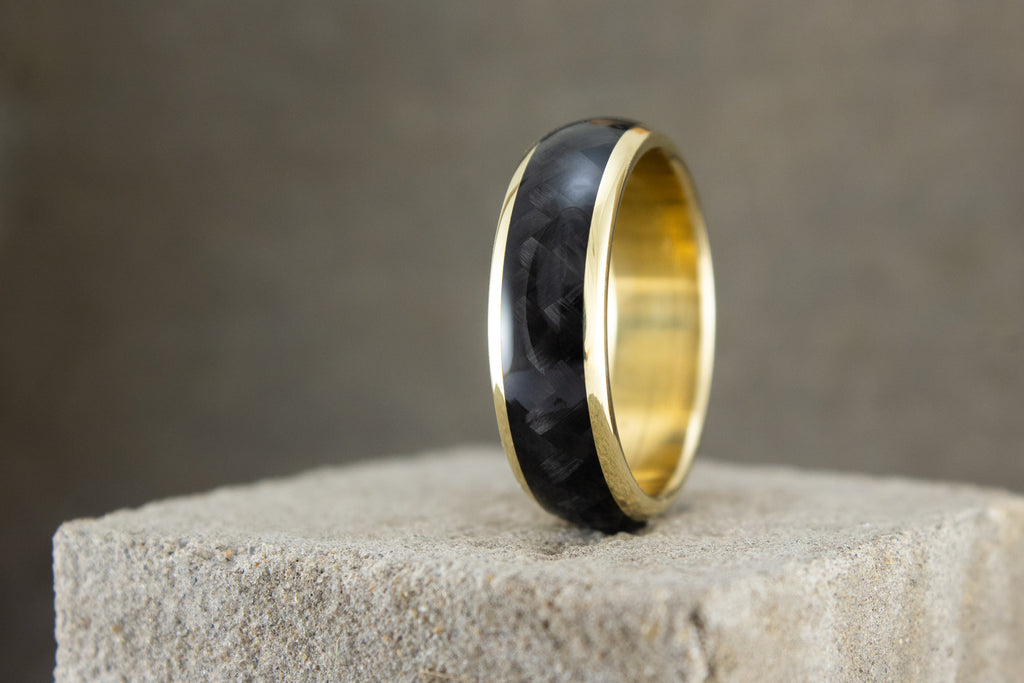 Anillo de Oro amarillo 18k y Fibra de Carbono (04709_7N)