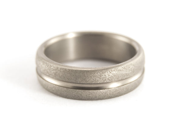 Anillo Titanio arenado y línea pulida (00008_7N)