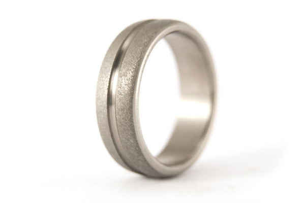 Anillo Titanio arenado y línea pulida (00008_7N)