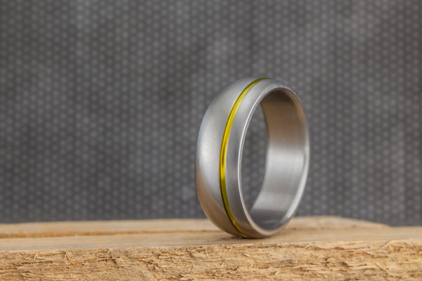 Anillo de Titanio mate con línea anodizada en dorado (00019_7N)