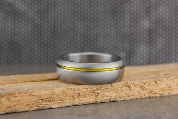 Anillo de Titanio mate con línea anodizada en dorado (00019_7N)